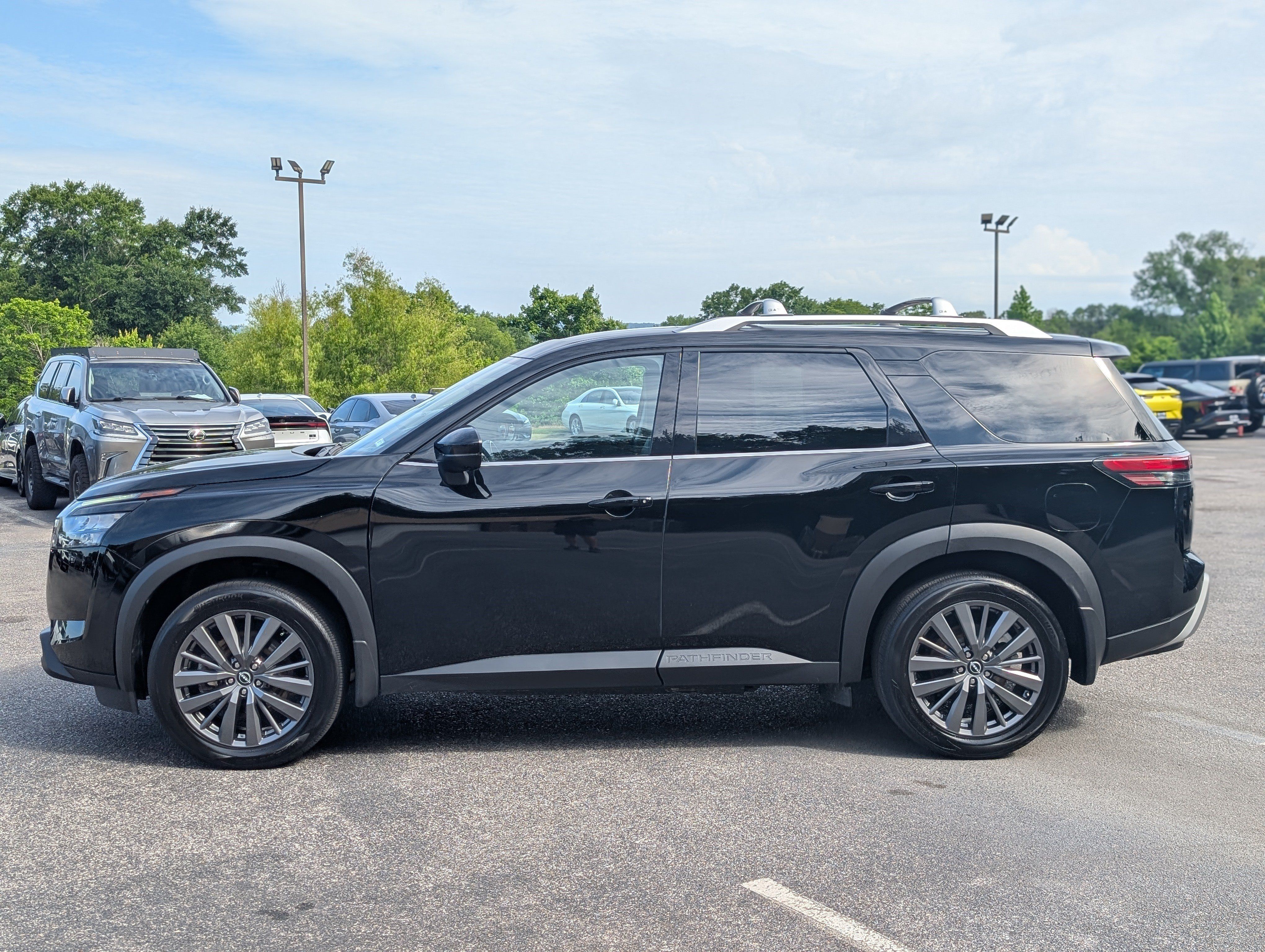 Used 2025 Nissan Pathfinder SL w/ SL Premium Package FWD image 6