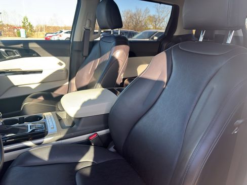 Used 2024 Kia Carnival EX image 12