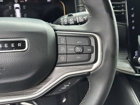 Used 2023 Jeep Wagoneer L Series II AWD/4WD image 23
