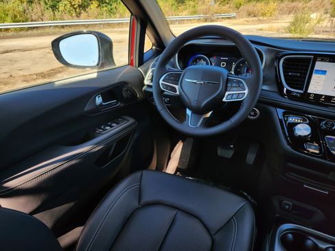 New 2026 Chrysler Pacifica Select image 20