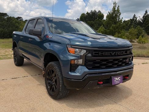 Used 2024 Chevrolet Silverado 1500 Custom Trail Boss w/ LPO, Dark Essentials Package AWD/4WD image 3