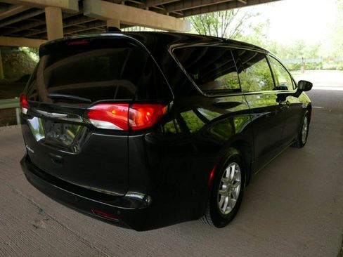 Used 2022 Chrysler Voyager LX image 28