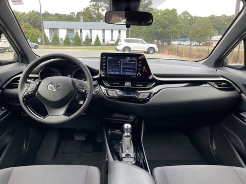 Used 2022 Toyota C-HR XLE image 8