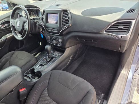 Used 2019 Jeep Cherokee Latitude w/ Cold Weather Group AWD/4WD image 17