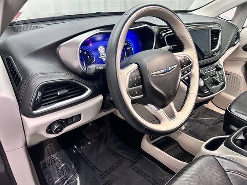 Used 2018 Chrysler Pacifica Limited w/ Tire & Wheel Group image 11