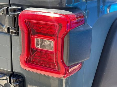 Used 2024 Jeep Wrangler Unlimited Rubicon AWD/4WD image 9