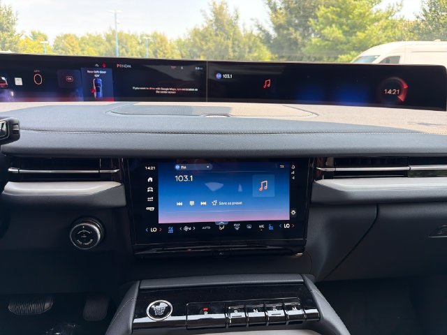 New 2027 Lincoln Navigator Reserve AWD/4WD image 18