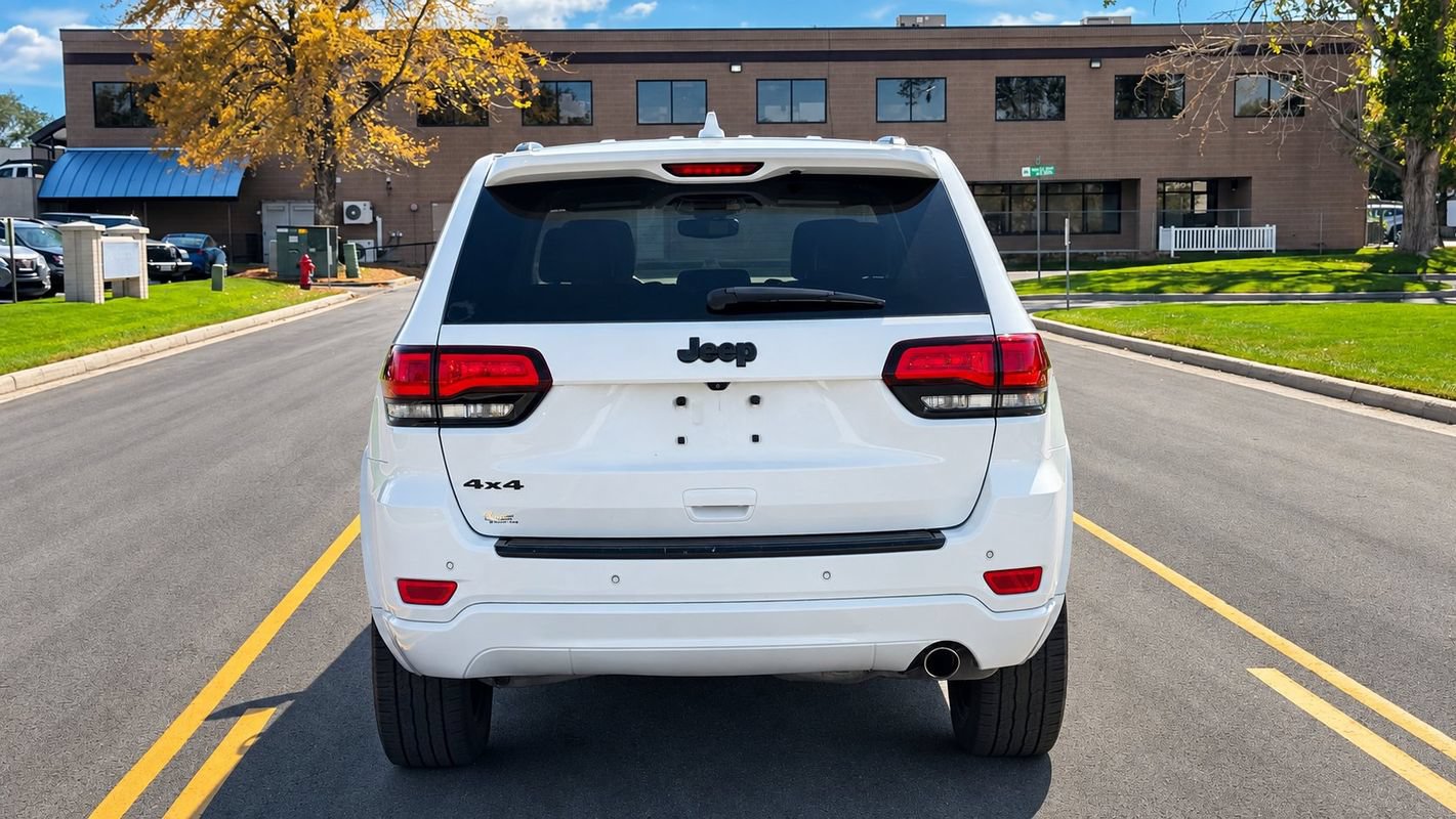 Used 2017 Jeep Grand Cherokee Altitude AWD/4WD image 4