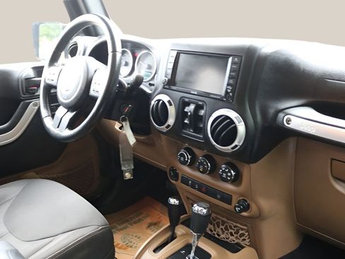 Used 2015 Jeep Wrangler Unlimited Sahara w/ Max Tow Package AWD/4WD image 19