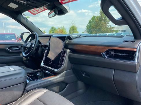 Used 2025 GMC Yukon XL Denali AWD/4WD image 32