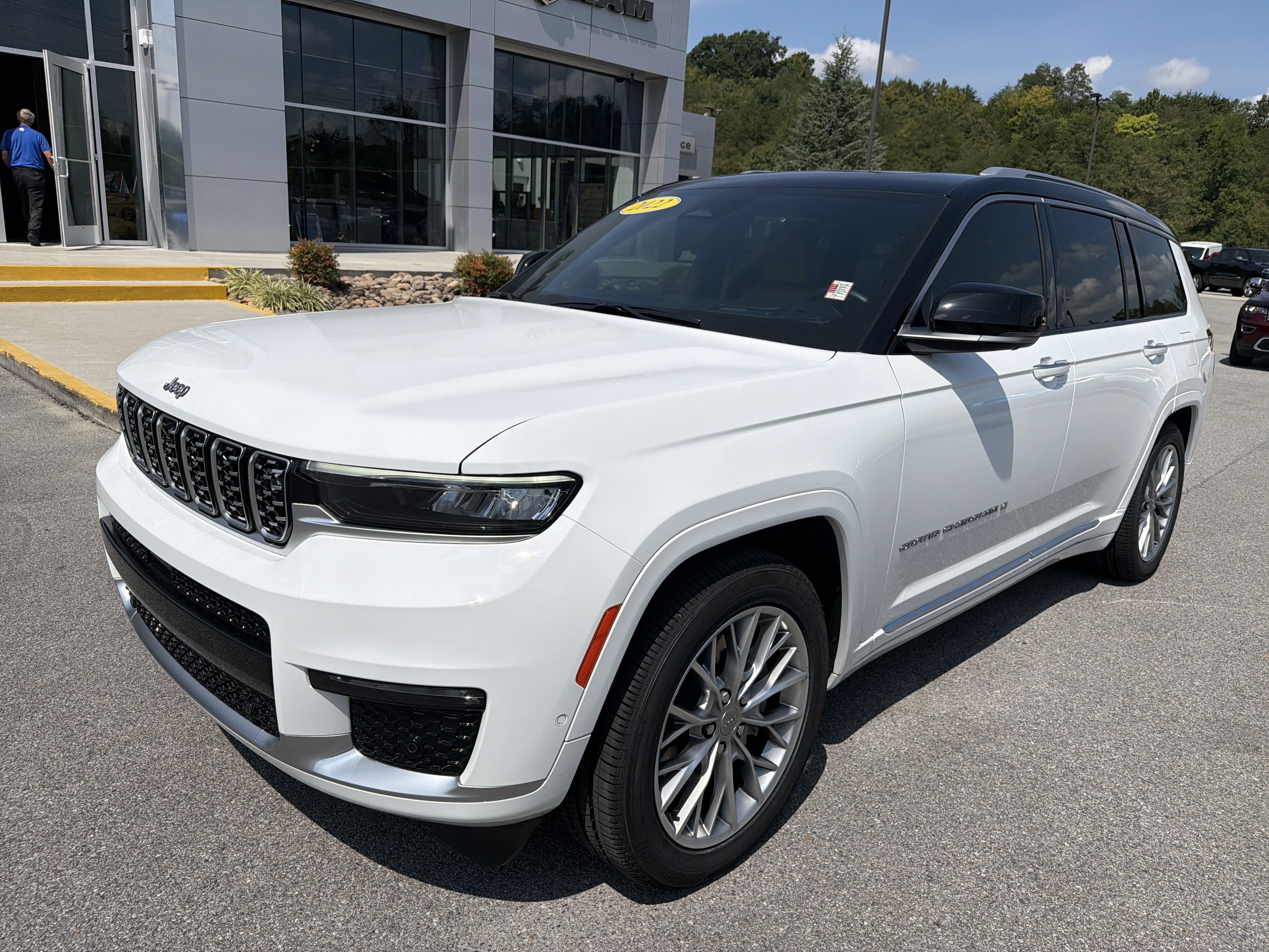 Used 2022 Jeep Grand Cherokee L Summit w/ Advanced Protech Group IV AWD/4WD image 2