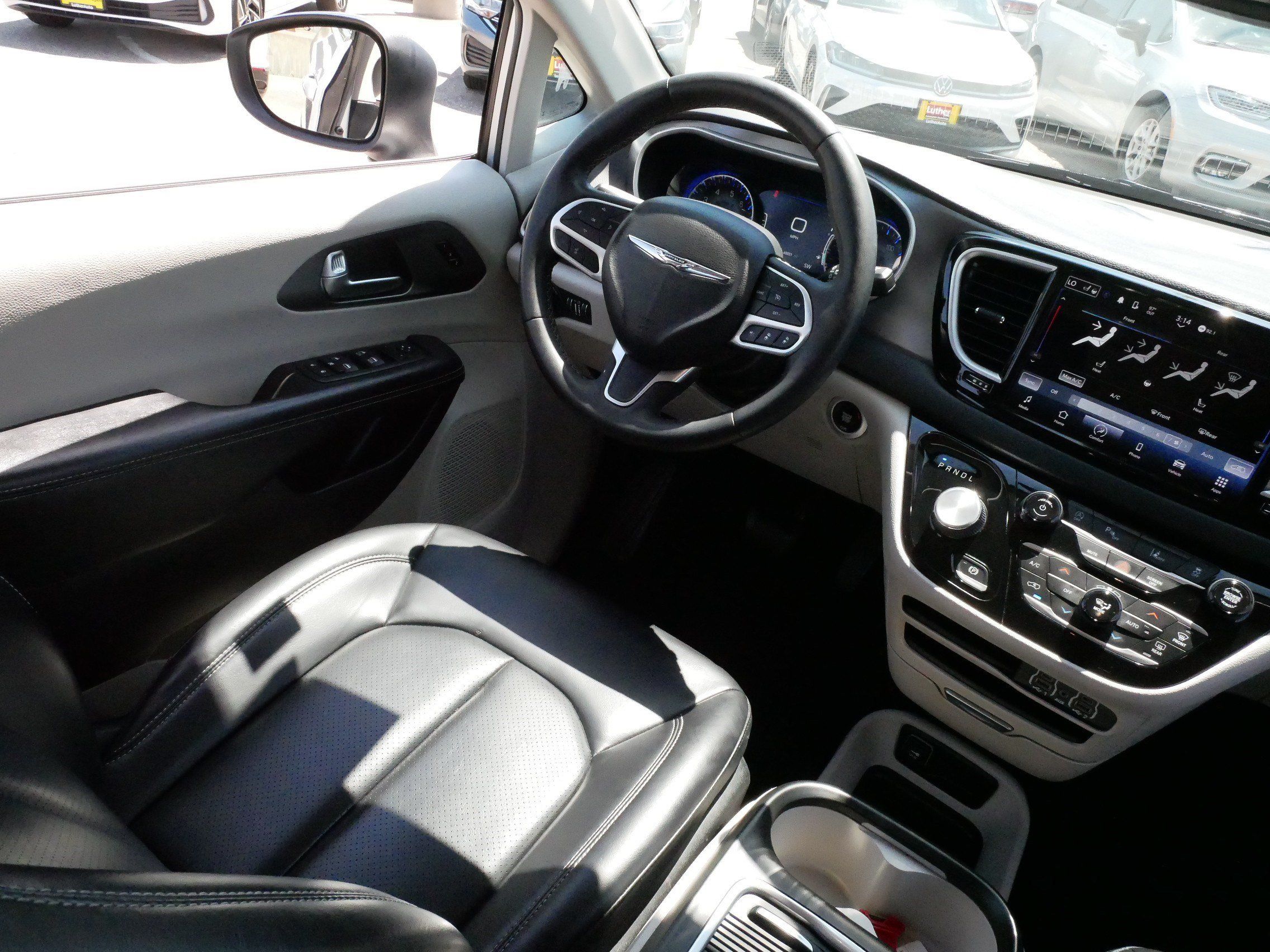 Used 2023 Chrysler Pacifica Touring-L FWD image 9