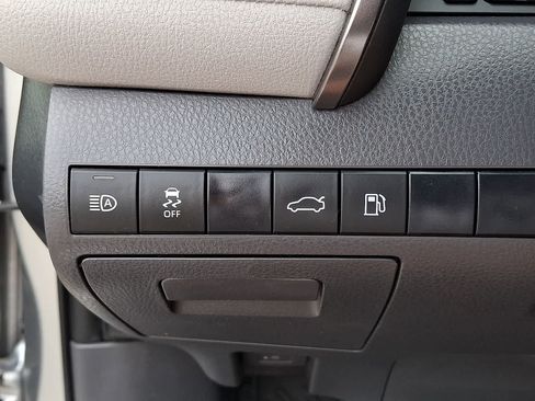 Certified 2018 Toyota Camry LE FWD image 27