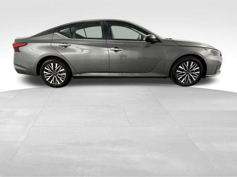 Used 2025 Nissan Altima 2.5 SV image 10