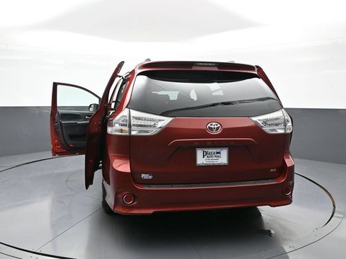 Used 2017 Toyota Sienna SE FWD image 49