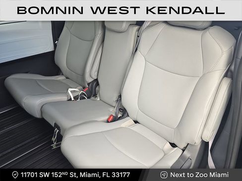 Used 2025 Toyota Sienna XLE image 11