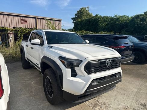Used 2025 Toyota Tacoma TRD Off-Road AWD/4WD image 3