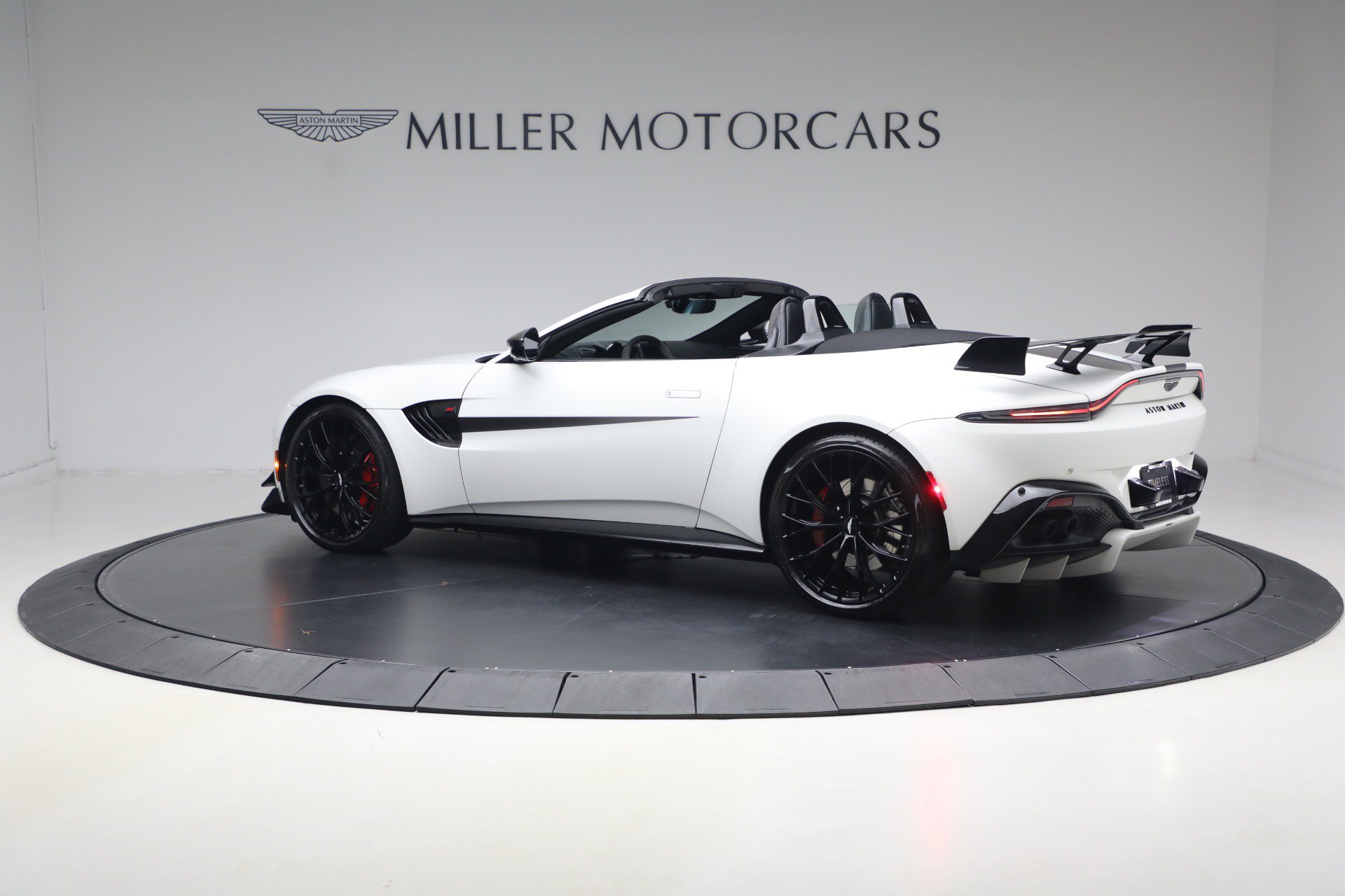 Used 2023 Aston Martin V8 Vantage Roadster RWD image 4