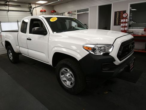 Certified 2022 Toyota Tacoma SR AWD/4WD image 2