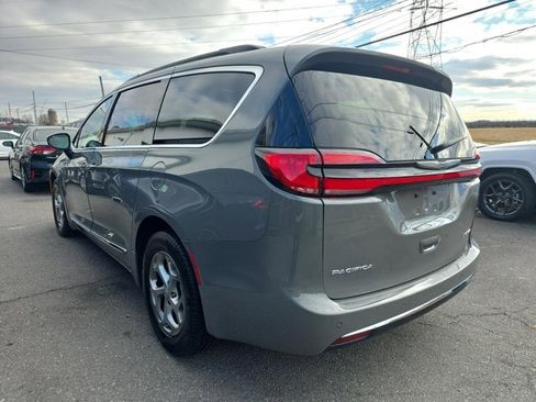 Used 2023 Chrysler Pacifica Limited image 2