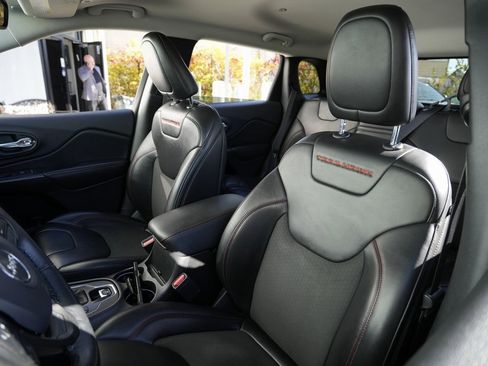 Used 2019 Jeep Cherokee Trailhawk w/ Cold Weather Group image 24