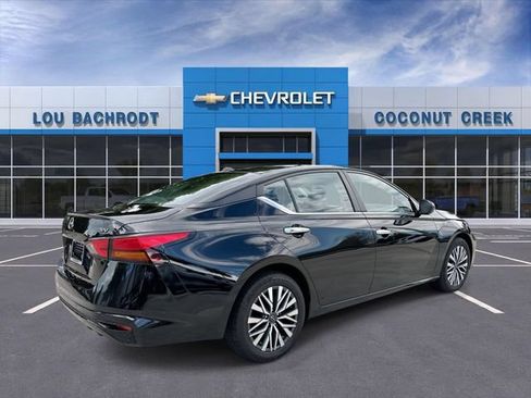 Used 2024 Nissan Altima 2.5 SV FWD image 8