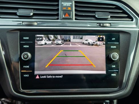 Used 2021 Volkswagen Tiguan SE FWD image 35