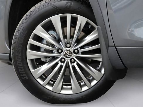 Used 2024 Toyota Highlander Platinum image 7