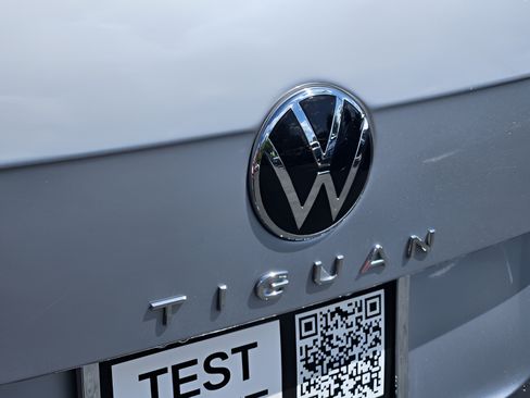 Certified 2023 Volkswagen Tiguan SE R-Line FWD image 32