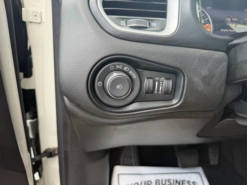 Used 2021 Jeep Renegade Latitude FWD image 12