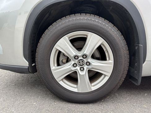 Certified 2024 Toyota Highlander LE AWD/4WD image 11