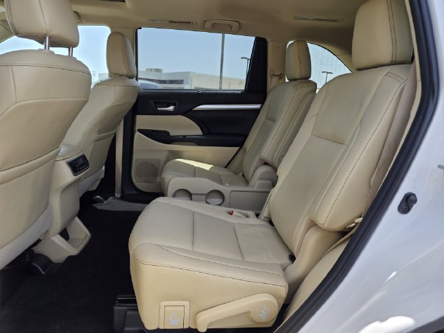 Used 2019 Toyota Highlander XLE FWD image 16