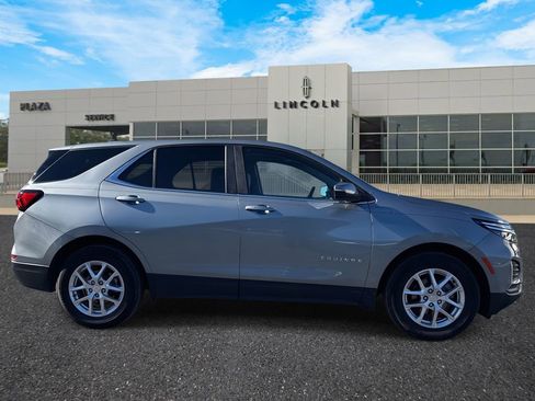 Used 2023 Chevrolet Equinox LT image 2