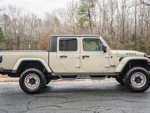 Used 2022 Jeep Gladiator Willys image 4