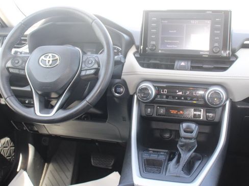 Used 2021 Toyota RAV4 XLE w/ Convenience Package FWD image 23