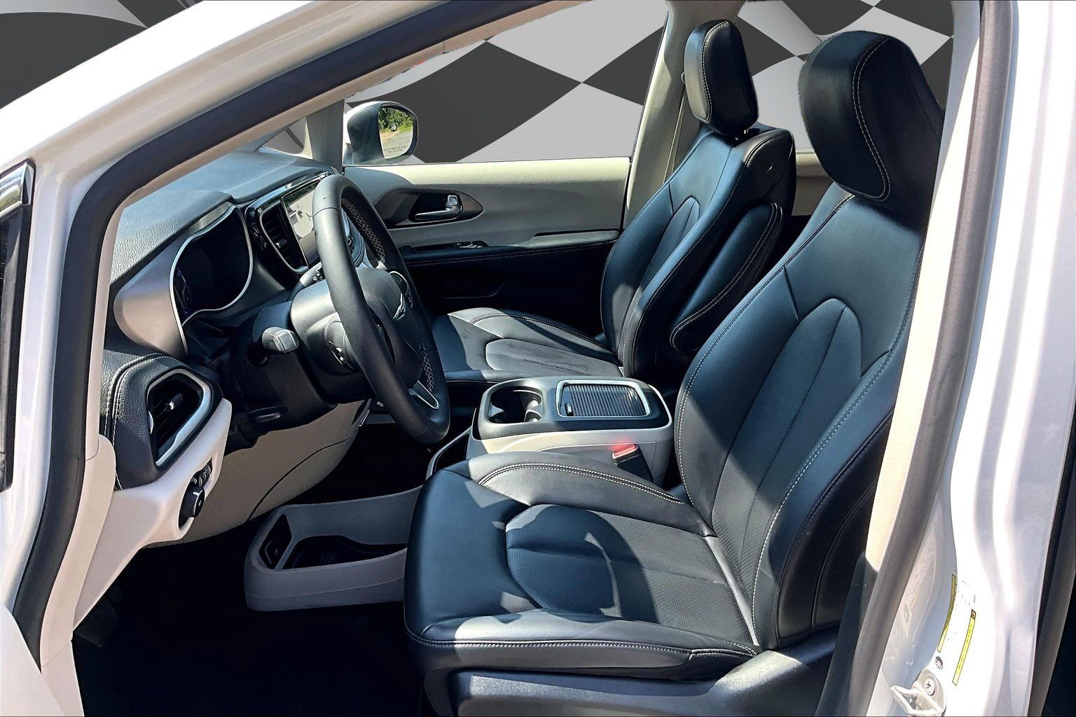 Used 2023 Chrysler Pacifica Touring-L AWD/4WD image 24