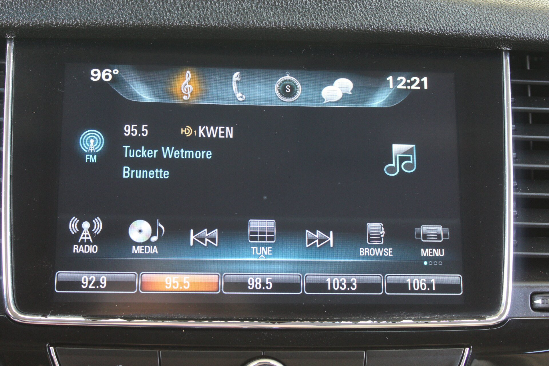Used 2019 Buick Encore Essence w/ Safety Package II AWD/4WD image 38