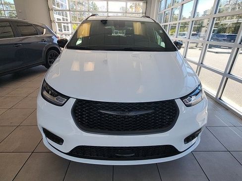 New 2025 Chrysler Pacifica Limited image 4