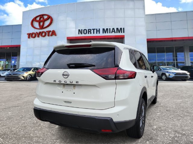 Used 2024 Nissan Rogue S FWD image 4