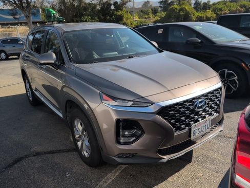 Used 2019 Hyundai Santa Fe SE image 2