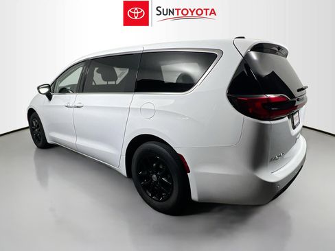 Used 2024 Chrysler Pacifica Touring-L image 6