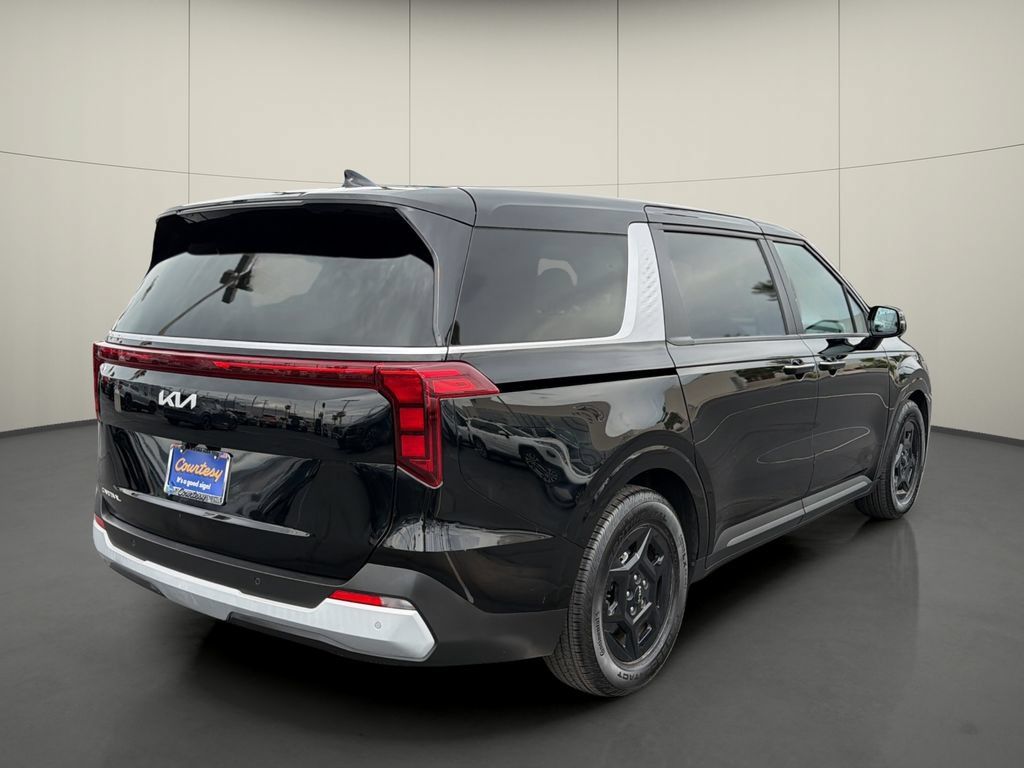 Used 2025 Kia Carnival FWD image 7