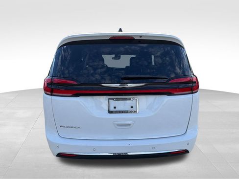 Used 2023 Chrysler Pacifica Touring-L FWD image 6