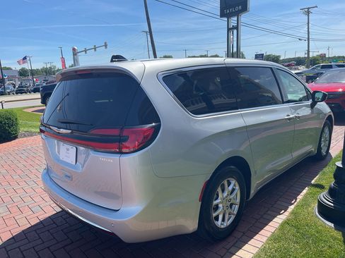 Used 2024 Chrysler Pacifica Touring-L FWD image 6