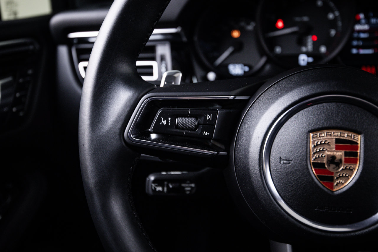 Certified 2025 Porsche Macan AWD/4WD image 17