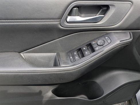 Used 2023 Nissan Rogue SV w/ SV Premium Package image 10