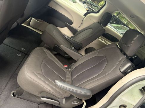 Used 2022 Chrysler Voyager LX FWD image 28