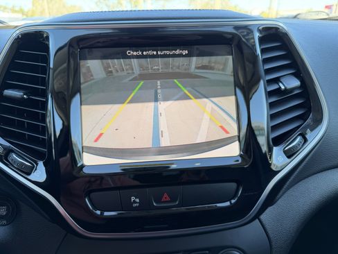 Used 2019 Jeep Cherokee Limited image 19