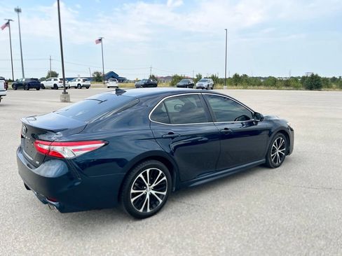 Used 2019 Toyota Camry SE FWD image 5