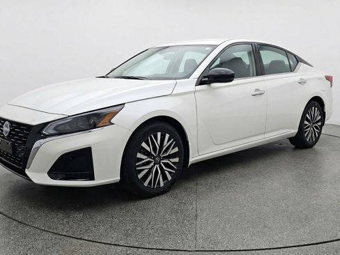 Used 2025 Nissan Altima 2.5 SV image 3